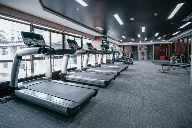 现代化的轻健身房。健身房的运动器材。图片下载