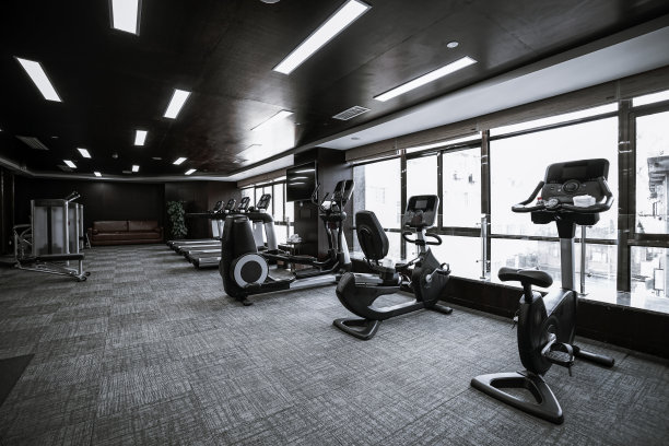 现代化的轻健身房。健身房的运动器材。图片下载