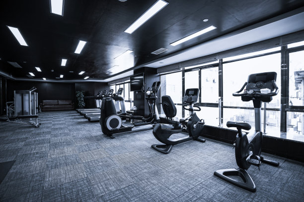 现代化的轻健身房。健身房的运动器材。图片下载