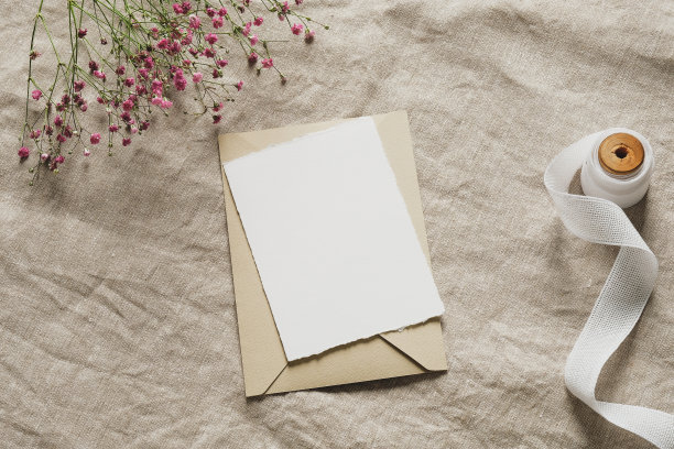 静物夏天婚礼文具，请柬，信封，丝带，亚麻布上的粉红色的凤仙花。平躺，顶视图，复制空间。图片下载