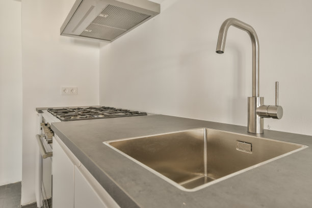 厨房内部与金属厨房用具图片下载