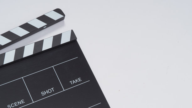 拍板或电影板用于视频制作，电影和电影行业。它是白纸背景上的黑色。图片下载