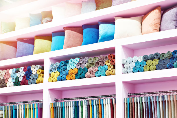 商店里有枕头和织物图片下载