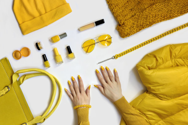 黄色衣服的分类。图片下载