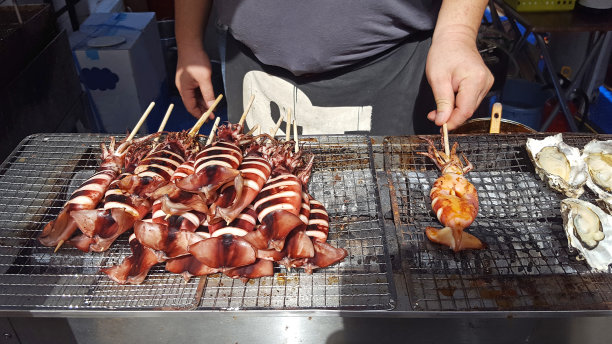 日本节日上的街头烧烤海鲜图片下载