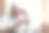 一位老人坐在家里的笔记本电脑前思考着。一位戴着眼镜、头发花白的老人坐在家里的笔记本电脑前工作。老年人之间沟通的概念图片下载