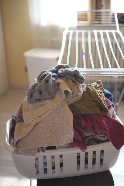 装脏衣服的洗衣篮图片下载