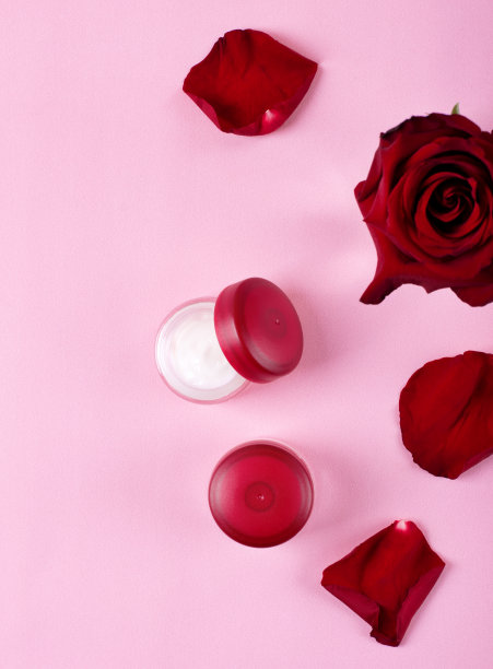 保湿霜罐和粉红玫瑰花瓣图片下载