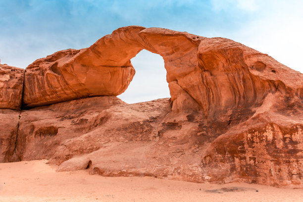 约旦瓦迪拉姆沙漠的沙地和山脉日间景观图片下载