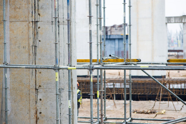 在施工区域设置有混凝土支撑柱的金属脚手架，图片下载