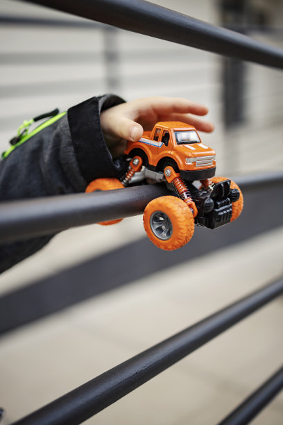 一个小孩在户外玩玩具车的特写。图片下载