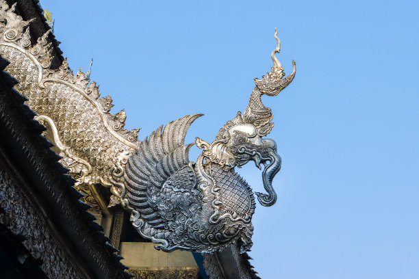 在泰国北部的寺庙里，美丽的银金属雕刻图案。图片下载