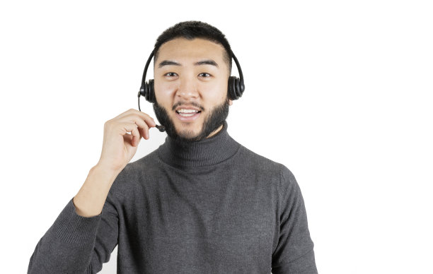 年轻的亚洲男子呼叫中心操作员被隔离在白人背景下图片下载