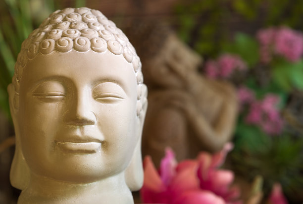 在佛的氛围中辅以烛光和大气照明图片下载