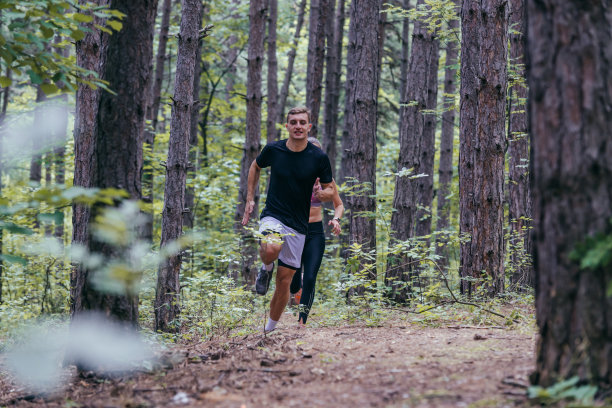 强壮的男性跑步者在森林路为马拉松慢跑图片下载