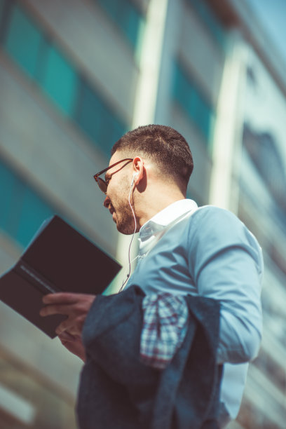 快乐的年轻商人站在街上图片下载