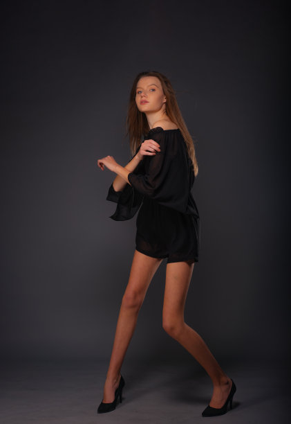 一个优雅的女人穿着黑色短裙的时尚肖像。图片下载