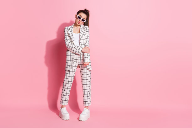 可爱害羞的女孩噘嘴的照片人像全身观孤立在粉彩粉红色的背景与空白空间图片下载