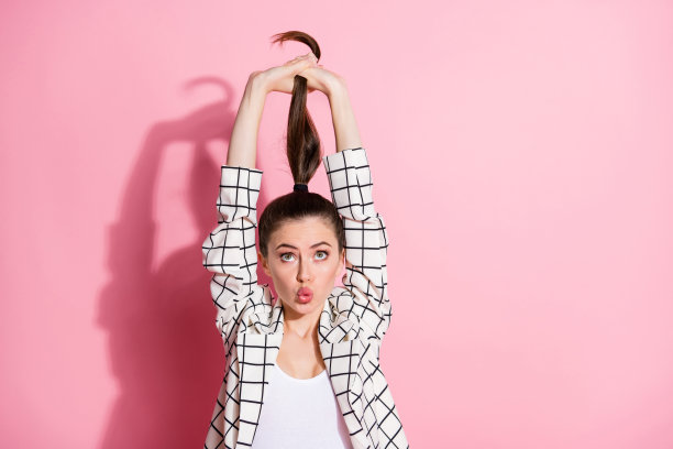 有趣的女孩与丰满的嘴唇拉马尾辫孤立的照片肖像粉彩背景图片下载