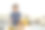 男孩把他的玩具装在纸板箱里捐赠。图片下载