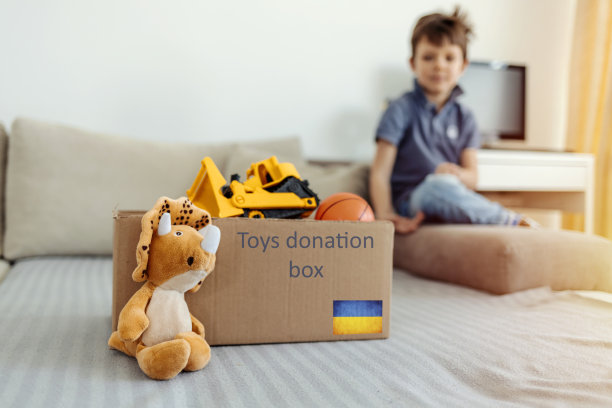 男孩拿着乌克兰孩子的捐款箱。图片下载