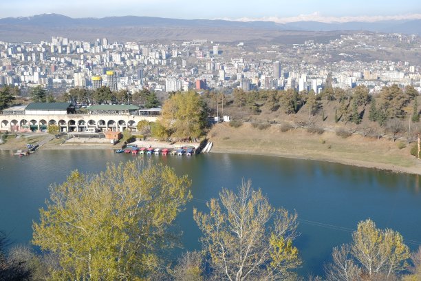 从高山湖俯瞰第比利斯。格鲁吉亚首都第比利斯。这张照片拍摄于“龟湖”上方的一座山上。图片下载