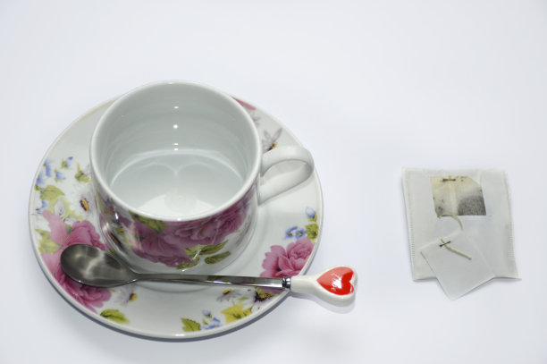 准备茶杯和茶袋在白色背景图片下载