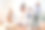 新公寓里，小女孩坐在父母之间的梯子上，玩着刷墙的游戏。图片下载