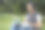 白人男子在户外用耳机和笔记本电脑工作图片下载