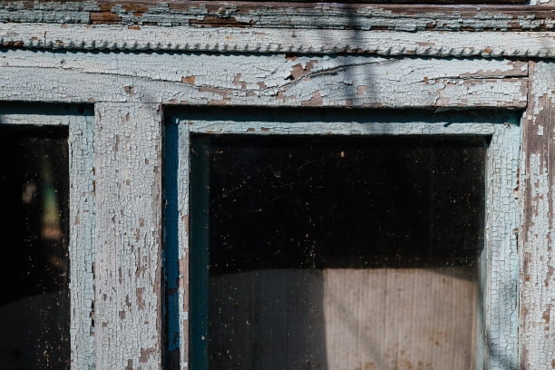 背景图像。旧木窗蓝色，纹理粗糙图片下载