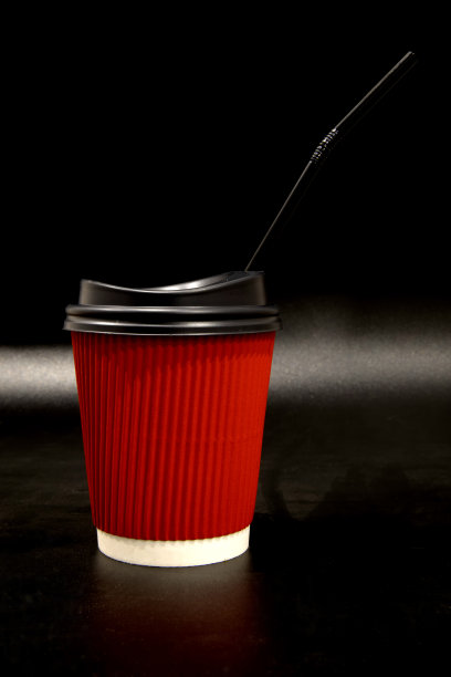 带管子的红纸咖啡杯。图片下载
