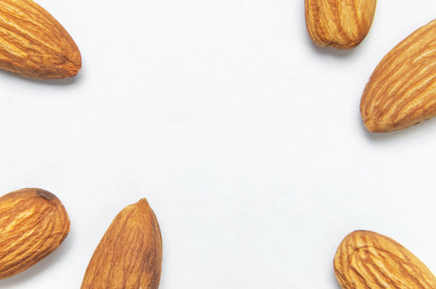 创新食品布局。杏仁在白色背景顶视图复制空间。食品概念，健康营养，坚果，健康脂肪。平的。杏仁的模式。有机健康的素食小吃微距镜头图片下载