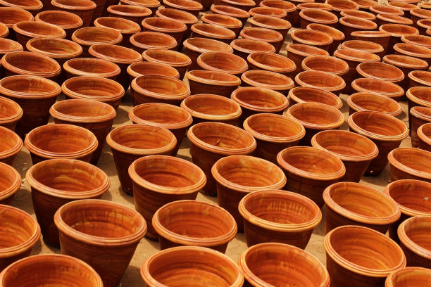 陶罐在陶器中按一定的模式堆叠排列图片下载