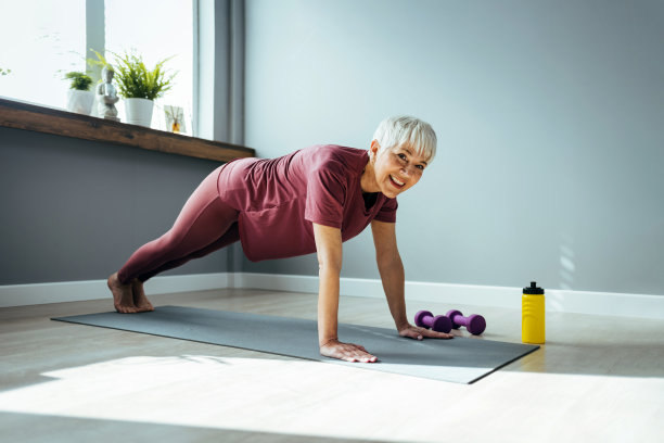 一个成熟女人在家做俯卧撑的照片图片下载