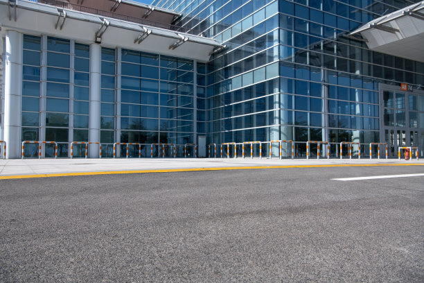 空荡荡的柏油路在现代办公区域图片下载