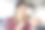一个漂亮的年轻女人在涂口红。图片下载