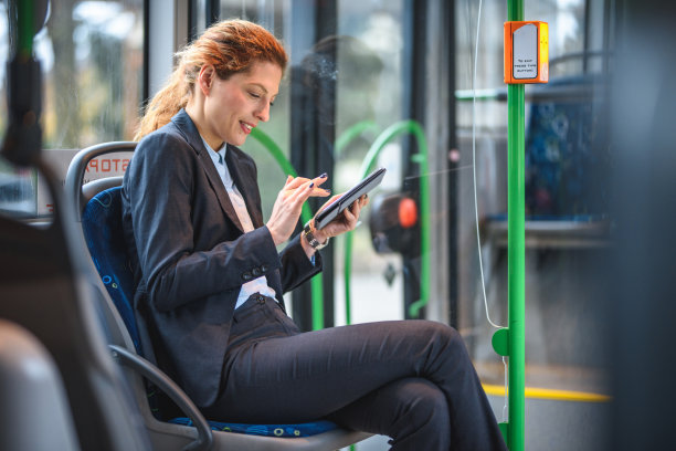 年轻的女商人使用可持续的交通工具图片下载