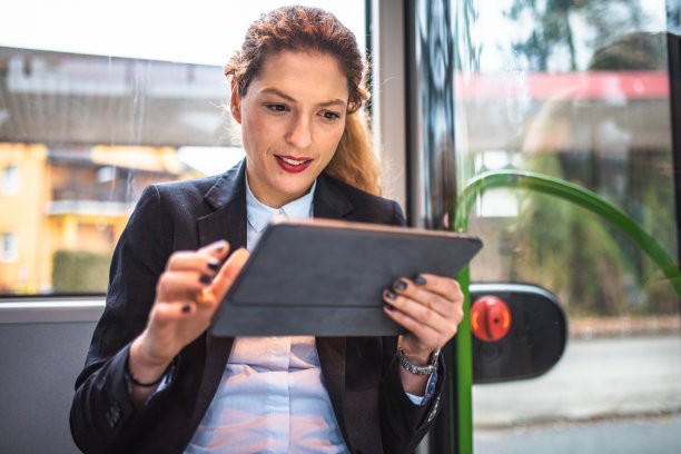 忙碌的女高管在上下班途中写邮件图片下载