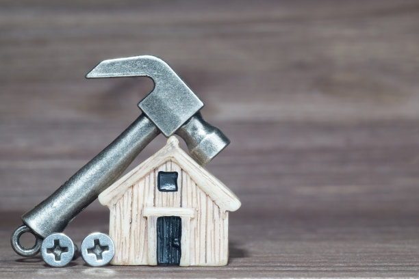 锤子和螺丝由房屋模型图片下载