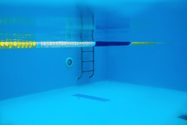 水下有金属梯的游泳池图片下载