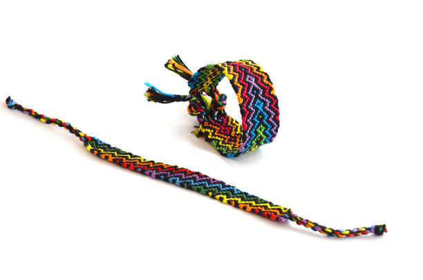 手工编织的友谊手镯与不同的编织。夏季配件图片下载