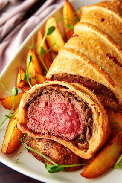 经典牛排配土豆惠灵顿牛肉。图片下载