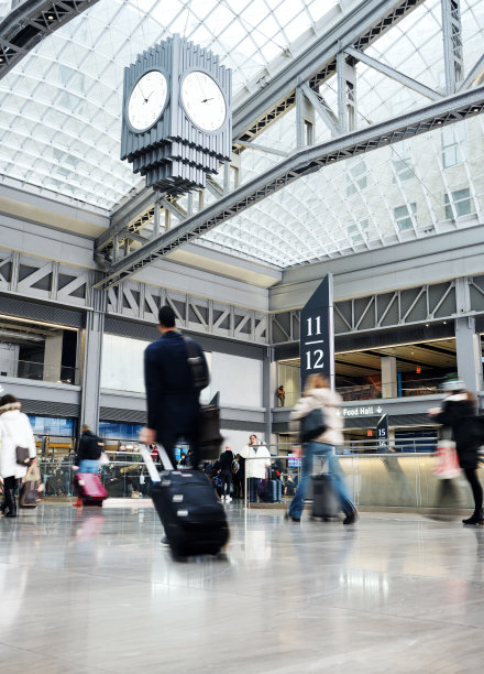 带着行李在火车站出发区走动的人图片下载