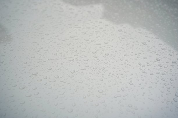 水滴在汽车表面图片下载