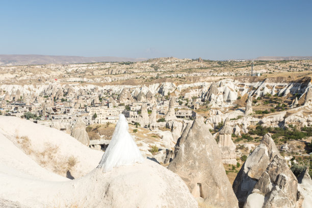 新娘站在卡帕多西亚山谷背景下的一块岩石上。图片下载