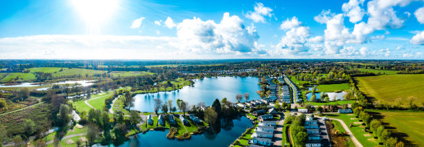 航拍的米尔顿凯恩斯村，靠近漫滩森林自然保护区图片下载