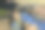 桥由生锈的栅格金属板制成。透明的金属板和由膨胀金属制成的栏杆在一条小溪上。宽阔的公园人行桥横跨沼泽，斜坡上有楼梯图片下载