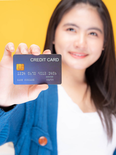 亚洲女孩显示信用卡支付购物网上和支付信用卡网上购物电子商务电话营销的概念图片下载