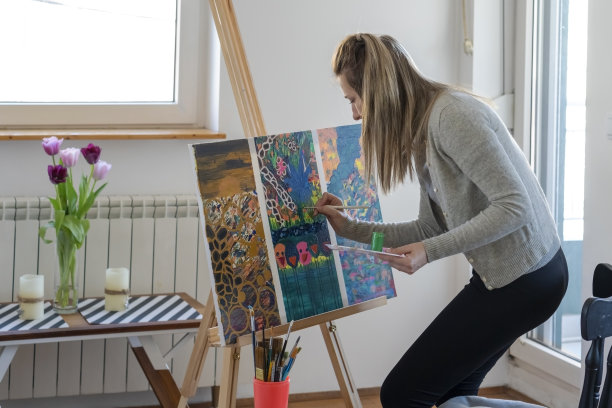 在家工作的女艺术家图片下载