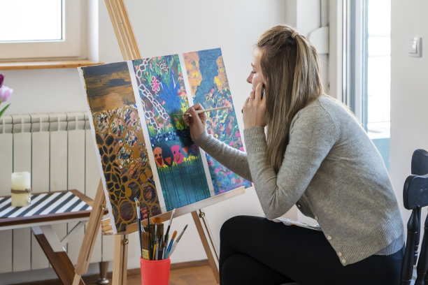 在家工作的女艺术家图片下载